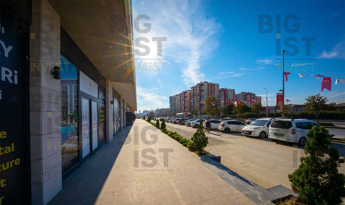 Residences and Shops on Main Highway in Esenyurt