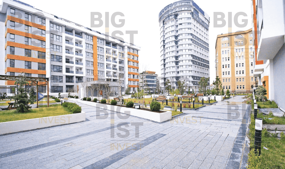 Central Property Right Next to Lake — photo 9